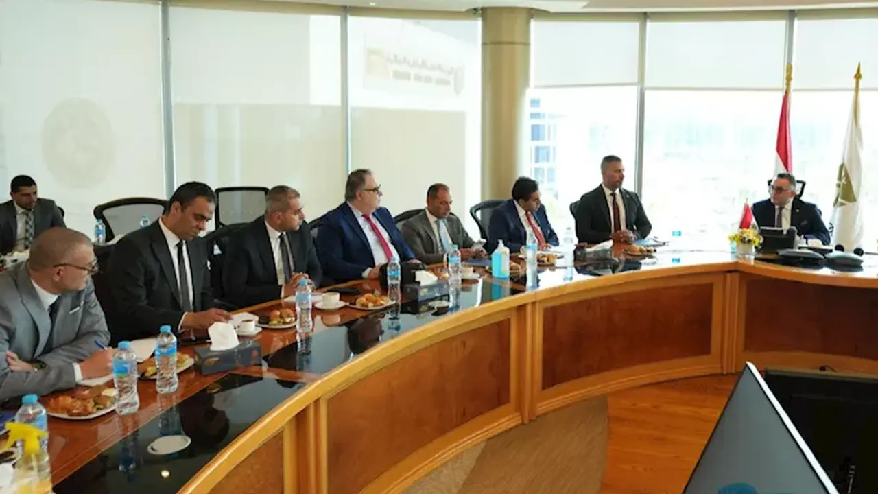 اجتماع رئيس البورصة المصرية مع مجلس إدارة الجمعية المصرية للاستثمار